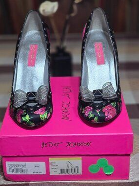 Betsey Johnson Fedora Black Floral Satin Pump Heels Silver Bow Grommet 6.5